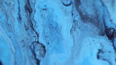 Işıl ışıl parlıyor. Islak mermer dokusu. Odaklanmamış mavi renk parıldayan boya karışımı dalga hareketi mistik ıslak emülsiyon soyut arkaplan.