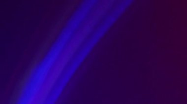 Lens fişeği. Neon ışığı üstüste konuyor. Odaklanmamış mavi floresan mor renk gradyan ışınlar hareket koyu soyut sanat arkaplanı.