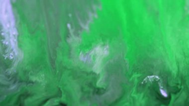 Odaklanmamış mürekkep akışı. Sıvı akrilik damlası. Yeşil, gri, sıvı, kimya, ıslak doku dinamik, soyut sanat arkaplanı..