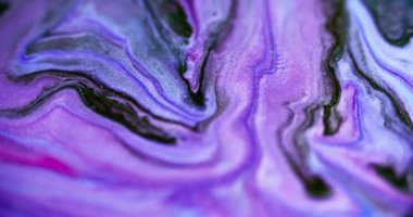 Parıltılı boya karışımı. Parlak sıvı dökülmüş. Odaklanmamış mor siyah renk parıldayan parçacıklar desen mürekkep karışımı soyut sanat arka planı.