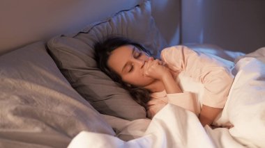 Hasta çocuk. Çocuk sağlığı. Solunum enfeksiyonu. Zatürree bronşiti. Hasta küçük kız öksürüyor, üşüyor, yatakta yalnız yatıyor, karanlık yatak odasında..