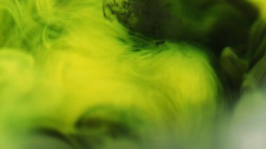 Boya suyu sıçraması. Neon duman bulutu. Odaklanamayan yeşil siyah renk patlama buhar bulutu soyut sanat arka planında yüzüyor.