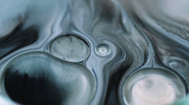 Sıvı jel. Köpüklü boya karışımı. Bulanık mavi beyaz renk parçacıkları desen mürekkep emülsiyon akışı soyut sanat arkaplanı.