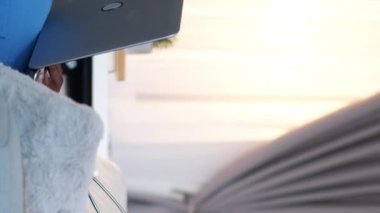 Dikey video. Uzaktan kumandalı. Çevrimiçi sağlık hizmeti. Mutlu kadın sanal doktor hastanedeki kanepede modern dizüstü bilgisayarın internet sohbet servisinde danışmanlık yapıyor..