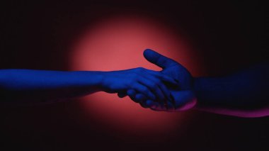 Çeşitli ilişkiler. Romantik çift. Aşık erkek arkadaş, kadın kız arkadaşı tutuyor. Kırmızı spot ışığı altında, arka planda..