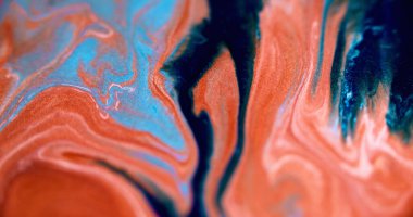 Parlak mürekkep karışımı. Akrilik sim akışı. Odaklanmamış kırmızı mavi renk parıldayan parçacıklar mermer desen boya soyut sanat arkaplan dökülmesi.