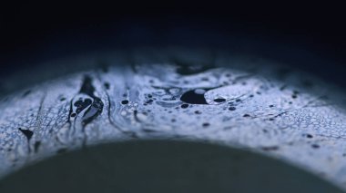 Parlak takip cihazı. Zekice bir kaleydoskop. Soyut sanat arka planında parlak, siyah, parlak, yetenekli bir tablo..