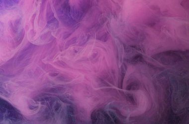 Mor leke. Parlak sis. Dumanlı sis. Bulanık mor yapı bulutları modern sanat soyut ışıldayan arka planda yükseliyor.