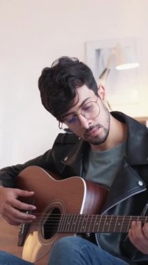 Dikey video. Gitar dersi. Müzik öğreniyorum. Yaratıcı yetenek. Akustik enstrüman çalmayı öğreten yetenekli müzisyen..