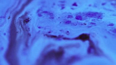 Bulanık mürekkep. Akrilik sıvı. Odaklanamayan mavi renk parlayan sıvı emülsiyon akışı hareketli dekoratif soyut sanat arka planı yayıyor.