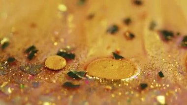 Parıldayan sıvı dalga. Işıldayan sıvı. Bulanık altın rengi metalik pullu parçacıklar boya parlatıcı mürekkep emülsiyonu soyut sanat arka planında bokeh ışıkları.