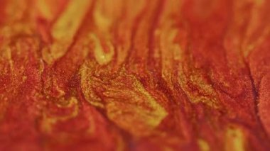 Parıltı akıyor. Tuzlu lamba dokusu. Bokeh ışığı. Tasarım için parlak ve soyut arkaplanda parlak turuncu parlak renkler.