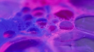 Köpüklü serum. Islak köpük. Odaklanmamış neon pembe mavi renk simli yağ emülsiyon deseni boya su karışımı hareket soyut sanat arkaplanı.
