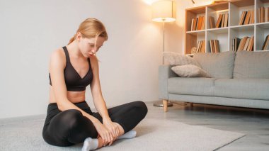 Güzel dinlenme. Meditasyon eylemi. Kafası beyaz arka planda, siyah spor kıyafetli, rahat, ince, güzel bir kadın yoga yapıyor..