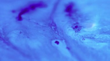 Sıvı sızıntısı. Akrilik sıçrama. Odaklanmamış mavi renk sıvısı dökülmesi harman akışı tahıl dokusu soyut sanat arkaplanı.