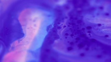 Köpüklü serum. Islak köpük. Odaklanmamış neon mavisi parlak yağ emülsiyon dokusu boya su karışımı hareket soyut sanat arkaplanı.