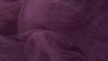 Buhar eğrisi. Boyalı su. Beyaz mor mürekkep kıvrımlı renkli duman taklit korku ürkütücü atmosfer garip rüzgar soyut arka plan.