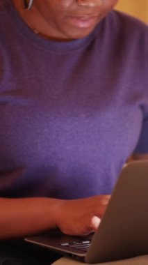 Dikey video. Çevrimiçi sohbet. Sosyal medya. İnternet iletişimi. Tanımlanamayan, şaşırtıcı bir şekilde etkilenmiş bir kadın, bilgisayarında kopyalanmış kopya boşluğunda yazı okuyor..