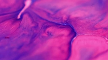 Mürekkep damlası. Sıvı dökülmesi. Odaklanmamış mavi pembe renk parlayan akrilik emülsiyon dokusu dalga hareketini harmanlayan soyut sanat arkaplanı.