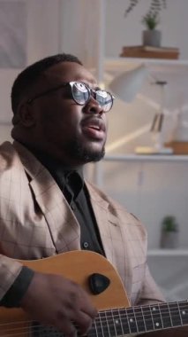 Dikey video. Şarkı söyleme hobisi. Yetenekli bir müzisyen. Profesyonel gitarist. Evde akustik enstrüman çalan duygusal samimi erkek vokalist..