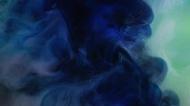 Sigara içilen resim. Yağ sıvısı. Su çekin. Parlak girdap. Kahin küresi. Koyu yeşil sanat soyut arka planında parıldayan mavi renk, parıldayan tahıl dokusu bulutu..