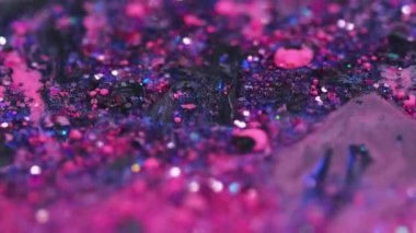 Parlak bir dökülme. Islak, ışıl ışıl bir doku. Mor, pembe, parlak, parlak, parlak parçacıklar boya, parlatıcı, akışkan, soyut sanat arkaplanı, bokeh ışıkları..