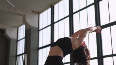 Vücut sağlığı. Sabah sporu. Sağlıklı aktivite. Aktif giyimli atletik kadın yoga seansı kas germe jimnastik seti. Spor salonu içinde spor salonu..