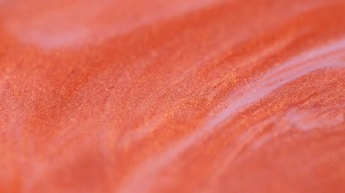 Sıvı pırıltı karışımı. Mermer çizim. Odaklanmamış kırmızı beyaz renk parlak kum tanecikleri soyut sanat arka planında sıvı dalga dokusunu oluşturur.