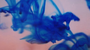 Yağ damlası. Soyut suluboya. Serbest tasarım. Mavi yumuşak renkler ve pembe arka planda fırça darbeleri. Düşen gölgelik.