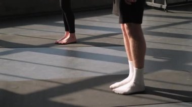 Yoga stüdyosu. Meditasyon dersi. Kadın spor hocası olan grup üyeleri Lotus pozu verir. Spor salonunda spor antrenmanlarına başlarlar..