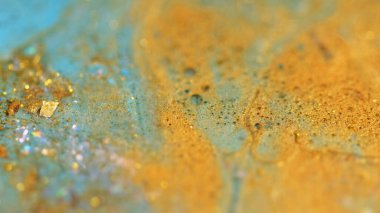 Parlak yağ kabarcıkları. Parlak mürekkep. Bulanık mavi altın rengi metalik pullar sıvı boya karışımı soyut sanat arkaplanı ve bokeh ışıkları.