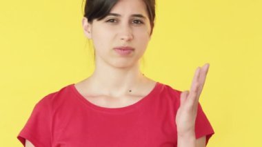 Kararsız kadın. Şüphe uyandırıyor. Kafa karışıklığı, şüpheci dargınlık, sarı serbest alan arka planında izole edilmiş..