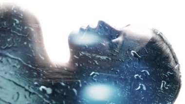 Dikey video. Sanat portresi. Yağmur rüyası. Kadın siluetinde su damlaları bulanık. Güzel beyaz arka planda çift pozlama..