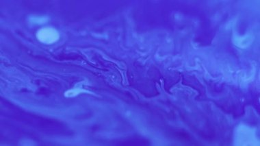 Mürekkep yayılıyor. Akrilik sıvı. Odaklanmamış mavi renk emülsiyonu sıvı sıçrama karışımı dalga akışı mermer desen soyut sanat arkaplanı.