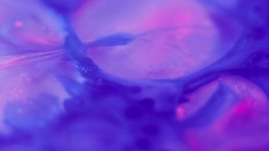 Asit damlası. Yağ köpüğü. Bulanık mavi renk gradyan yarı şeffaf sabun dokusu köpüklü mürekkep suyu harmanlama hareketi soyut sanat arka planı.