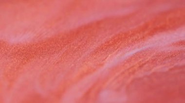 Sıvı sim karışımı. Mermer boya. Odaklanmamış kırmızı beyaz renk parlak kum tanecikleri soyut sanat arka planında sıvı akış hareketi.