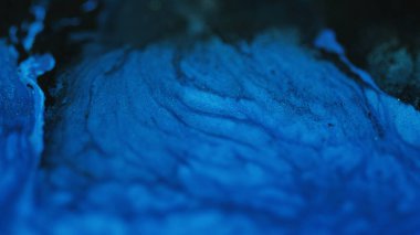 Islak, ışıl ışıl bir doku. Boya yüzüyor. Odaklanmamış mavi renkli parıldayan parçacıklar akrilik mürekkep suyu mermer karışımı dalga soyut sanat arkaplanı modern arkaplan.