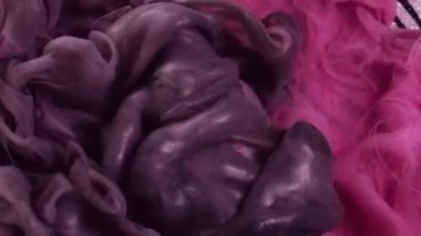 Renk dumanı. Su mürekkebi. Parlak siyah pembe renk damlası patlayan boya yaratıcı ruhani zaman akışı zebra dokusu soyut arkaplan.