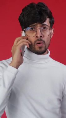 Dikey video. Mobil anlaşmazlık. Telefon dolandırıcılığı. Bilgi güvensizliği. Tatmin olmamış, gözlüklü bir iş adamı kötü teklifi reddediyor..