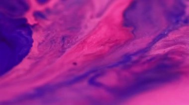 Parlak mürekkep dalgası. Boya dökülmüş. Odaklanmamış pembe renk parıldayan parçacıklar sıvı emülsiyon akış hareketini soyut sanat arka planı.