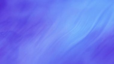 Bulanık su. Sıvı dökülmesi. Odaklanmamış mavi renkli sisli boya sızıntısı hareket desenli soyut sanat arkaplanı yayıyor.