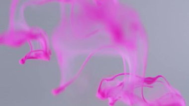 Renk sıvısı. Işıl ışıl parlıyor. Modern beyaz sanatın soyut arka planına pembe grafik, parlak, eğimli bir düşüş akışı. Parlak su..