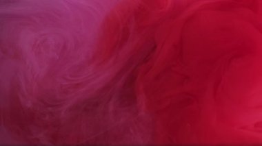 Sıvı sigara. Suyun altında boya. Odaklanamayan parlak kırmızı beyaz, modern sanatın soyut arka planında dönen pigment mürekkebini zıtlaştırır.