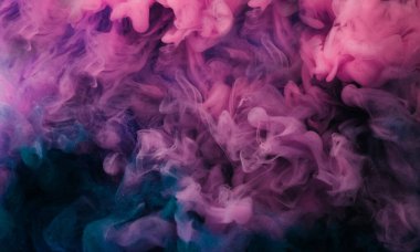 Ateş alevleri. Parlak ışıklar. Dumanlı renkler. Bulanık mor yapı modern sanatın soyut ışıldayan arka planında yükseliyor ve hareket ediyor.