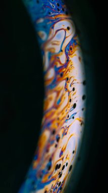 Parıldayan fraktal. Kaleydoskop resmi. Soyut sanat arka planında parlak kırmızı turuncu mavi renkli, sanatsal bir tablo..