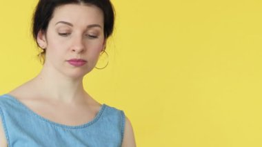 Neşelen biraz. Beklenmedik bir hediye. Kese kağıdından ödül alan üzgün kadın mutlu, memnun, mutlu yüz ifadesi sarı boş alanda izole edilmiş..