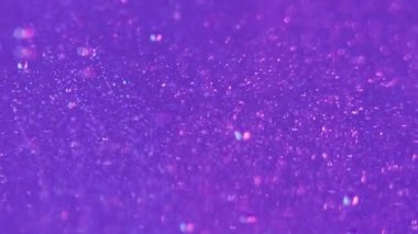 Jel damlacıkları. Bokeh ışığı. Bulanık neon mavisi pembe mor yarı şeffaf yağ sıvısı kabarcıkları soyut sanat arka planını dalgalandırıyor.