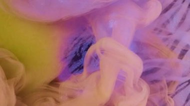 Pırıltılı sis. Renkli su. Pembe sarı mürekkep gazı seyrek pastel bulut kıvrımlı sihirli menekşe yuvarlak şekilli zebra efekti soyut arka plan.