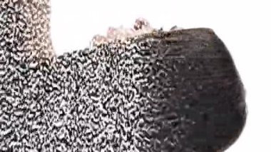 Dikey video. Arıza portresi. Zihin kontrolü. Düşünceli, güzel kadın siluetinde parazit sesi. Beyazda iki kez izole edilmiş..