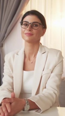 Dikey video. Çevrimiçi görüşme. - Kadın şef. İş toplantısı. Kendine güveni tam zarif bir kadın video konferansı yapıyor..